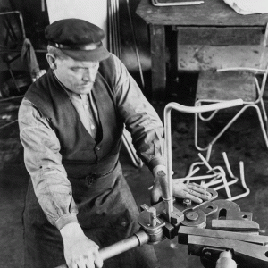 1929_ Het buigen van de stoelenframes in 1929